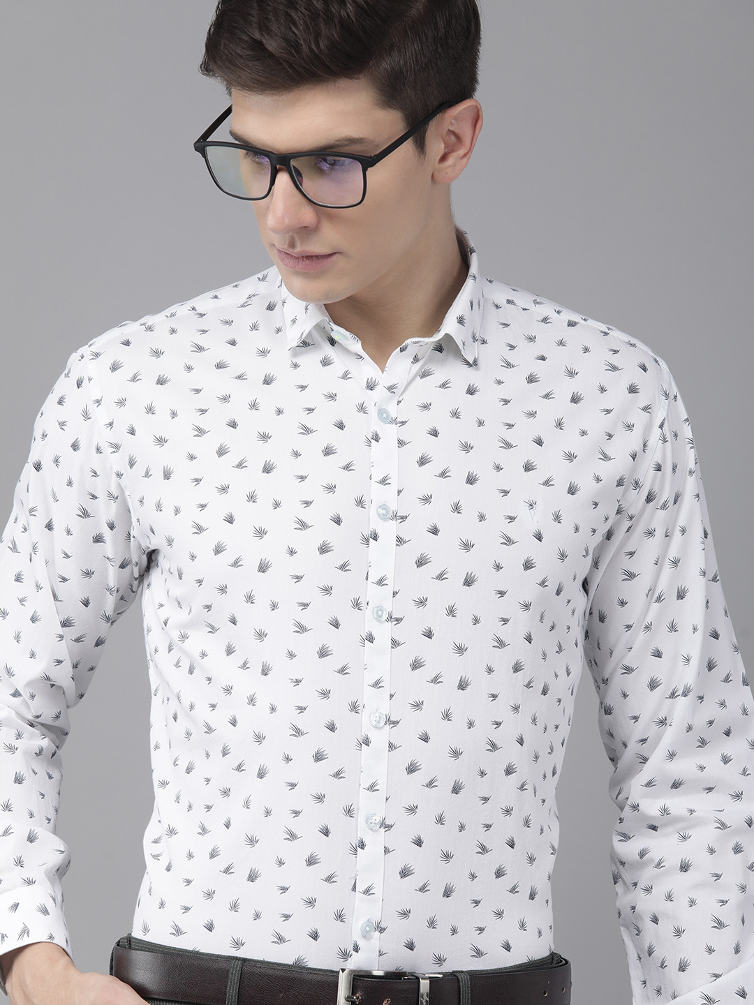 

V Dot Men White Slim Fit Tropical Printed Pure Cotton Formal Shirt
