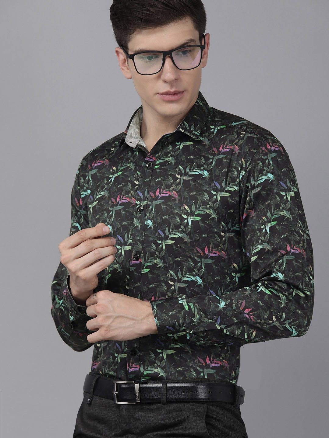 

V Dot Men Black Graphic Printed Slim Fit Pure Cotton Semiformal Shirt