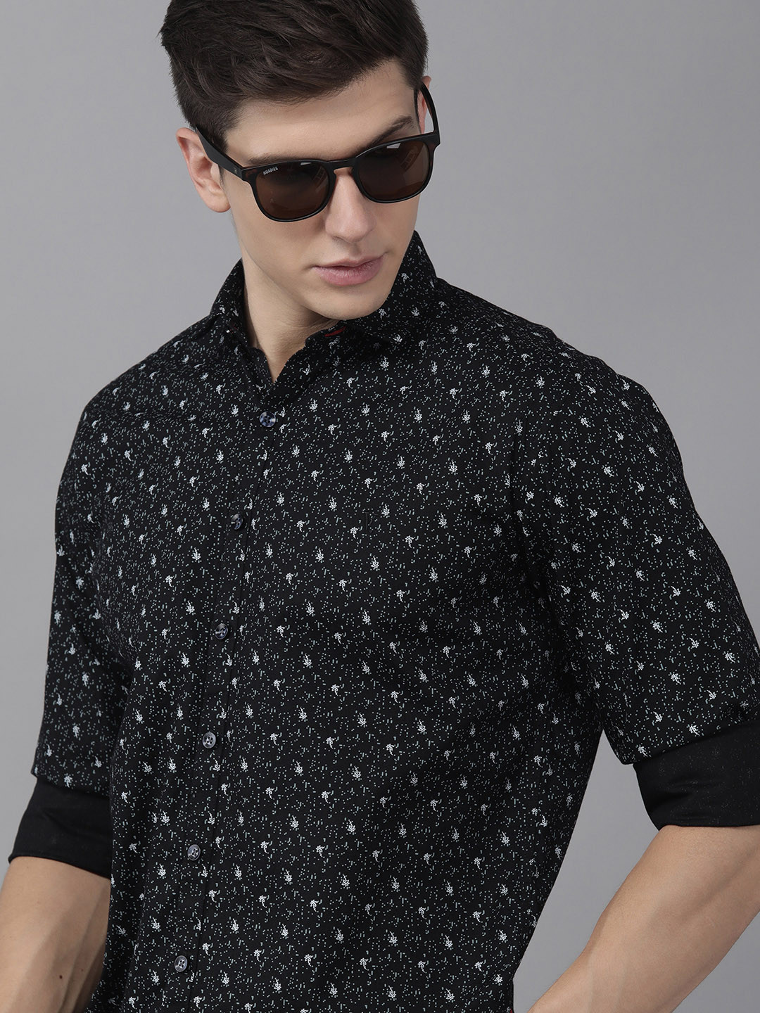 

V Dot Men Black And White Slim Fit Abstract Printed Pure Cotton Casual Shirt