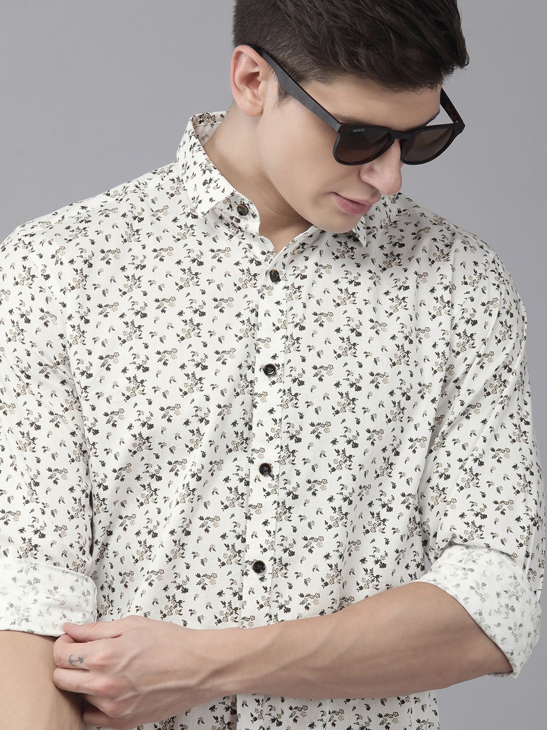 

V Dot Men White And Black Slim Fit Tropical Printed Pure Cotton Casual Shirt