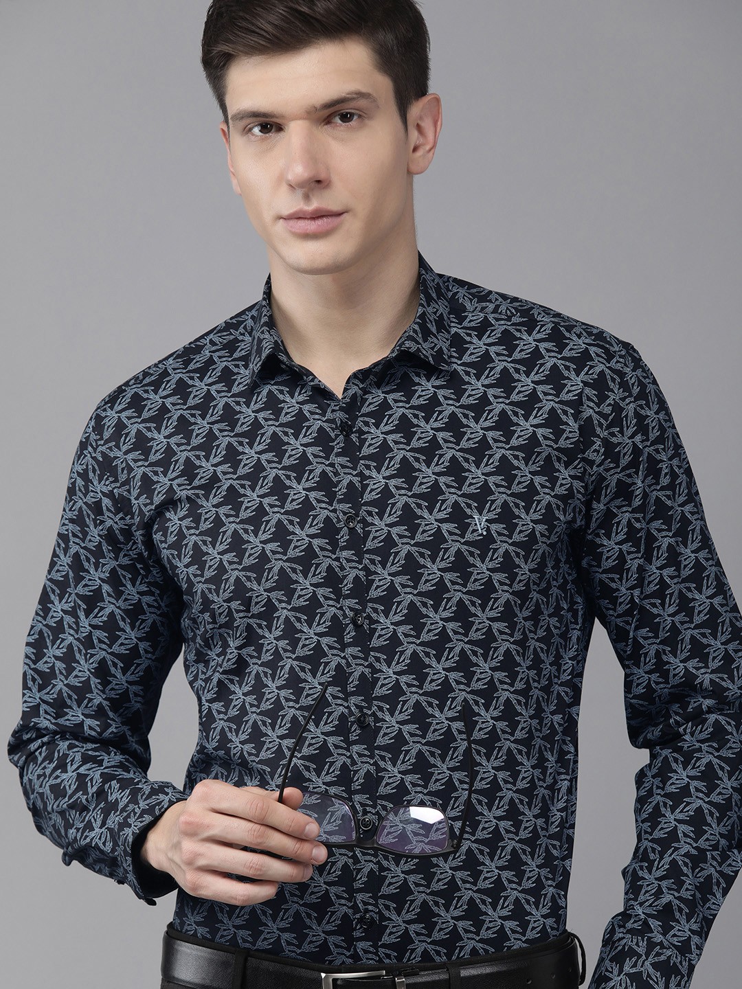 

V Dot Men Blue Slim Fit Printed Pure Cotton Formal Shirt