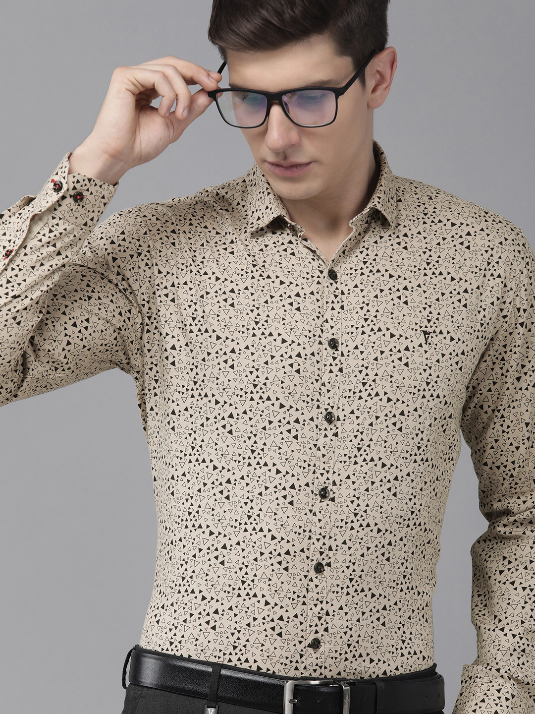

V Dot Men Beige Slim Fit Printed Pure Cotton Formal Shirt