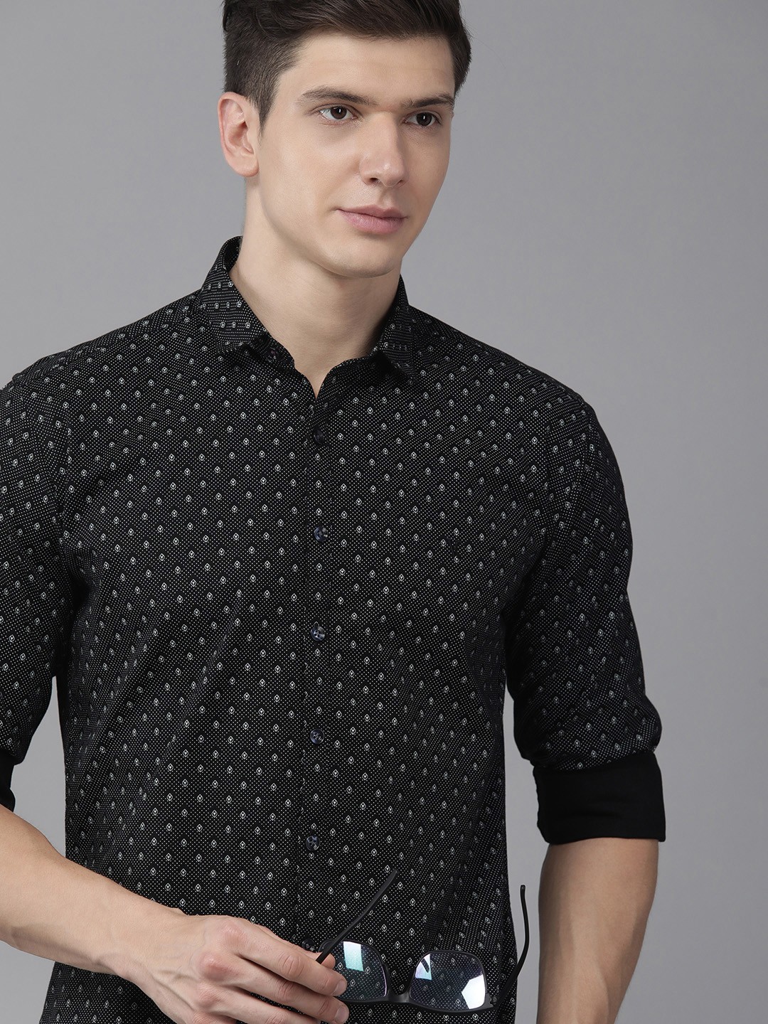 

V Dot Men Black & White Printed Slim Fit Pure Cotton Formal Shirt