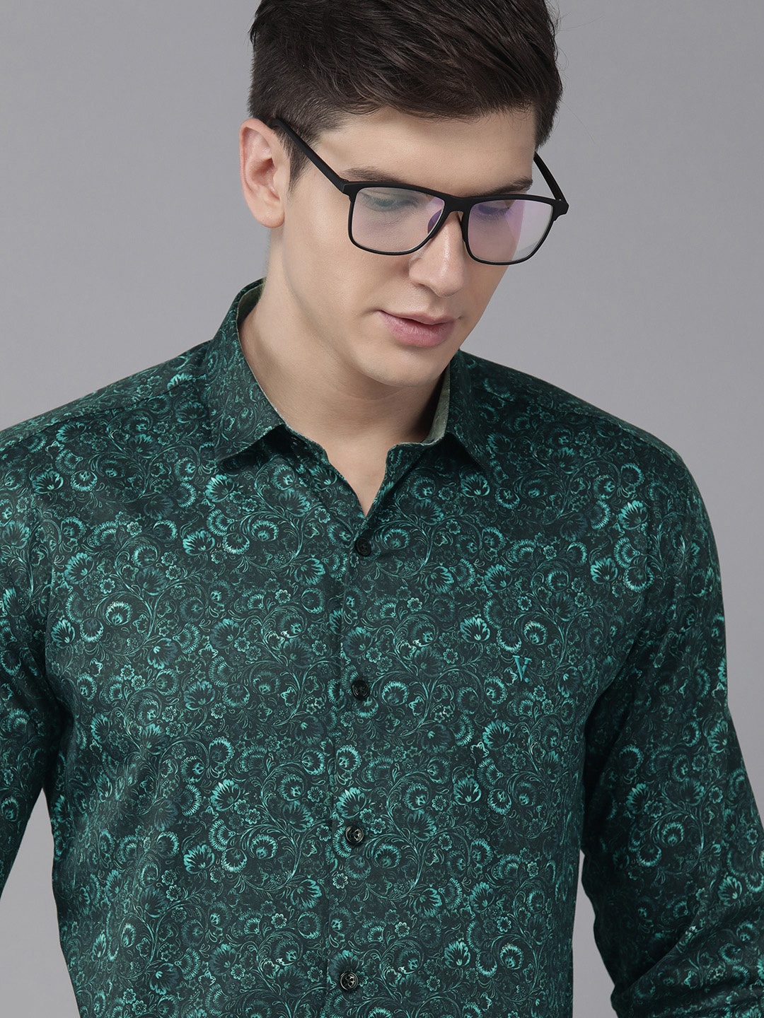 

V Dot Men Sea Green Floral Printed Slim Fit Pure Cotton Semiformal Shirt