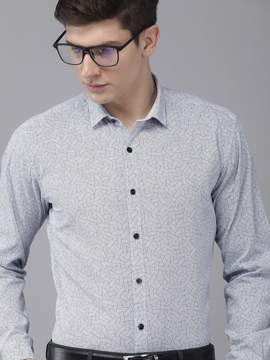 

V Dot Men White And Blue Slim Fit Geometric Printed Pure Cotton Formal Shirt