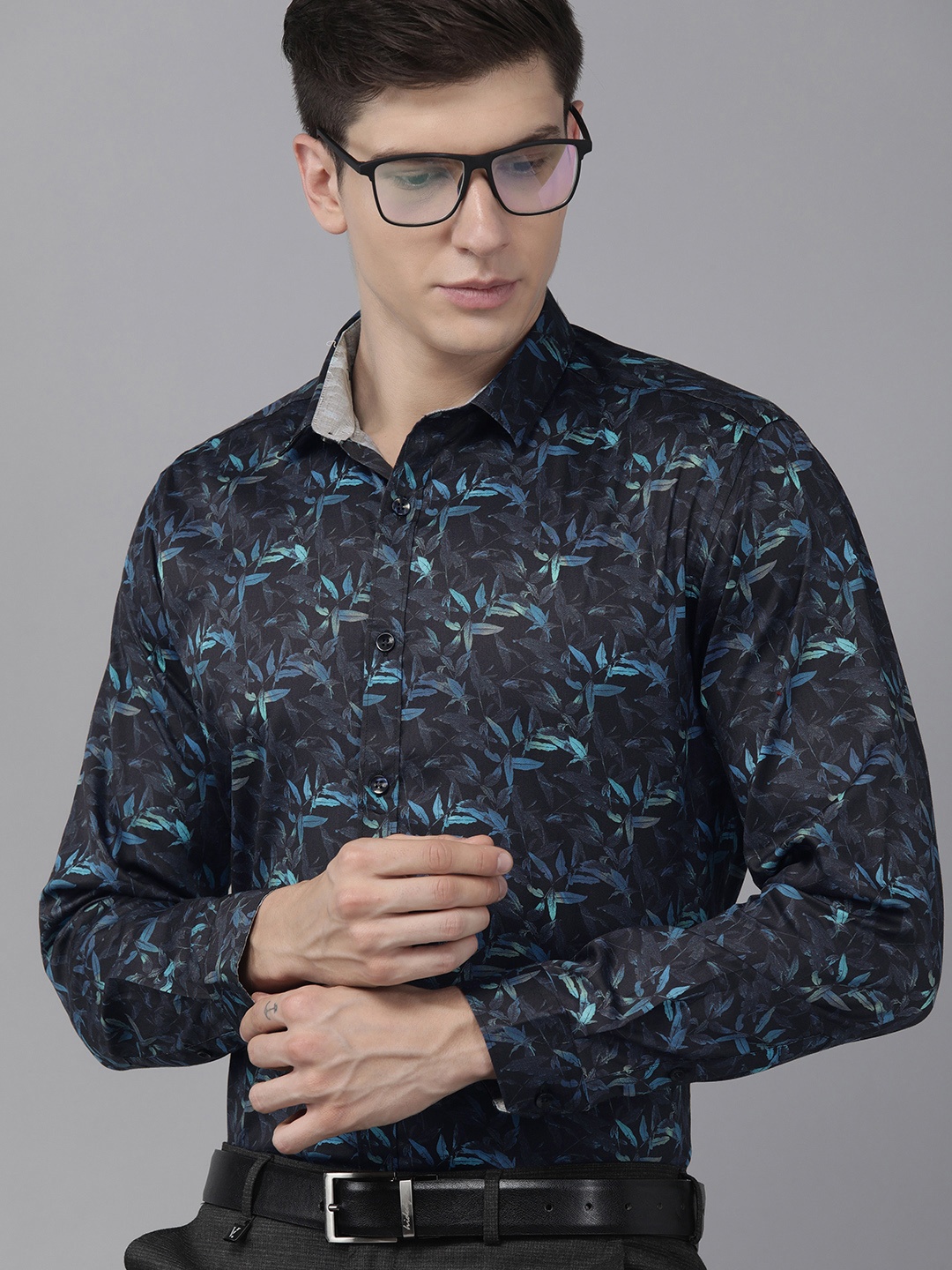 

V Dot Men Navy Blue Printed Slim Fit Pure Cotton Semiformal Shirt