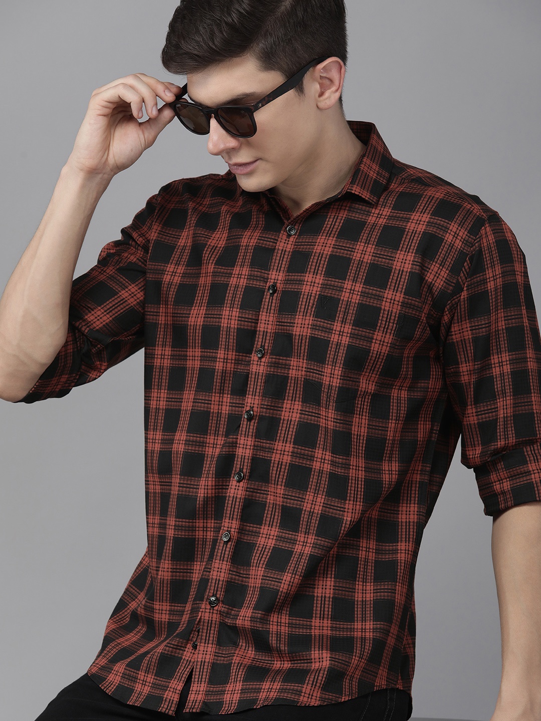 

V Dot Men Red & Black Slim Fit Checked Casual Shirt