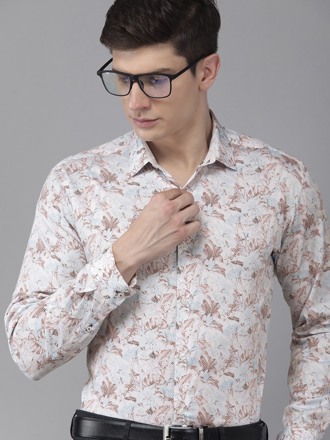 

V Dot Men White Slim Fit Floral Printed Formal Shirt