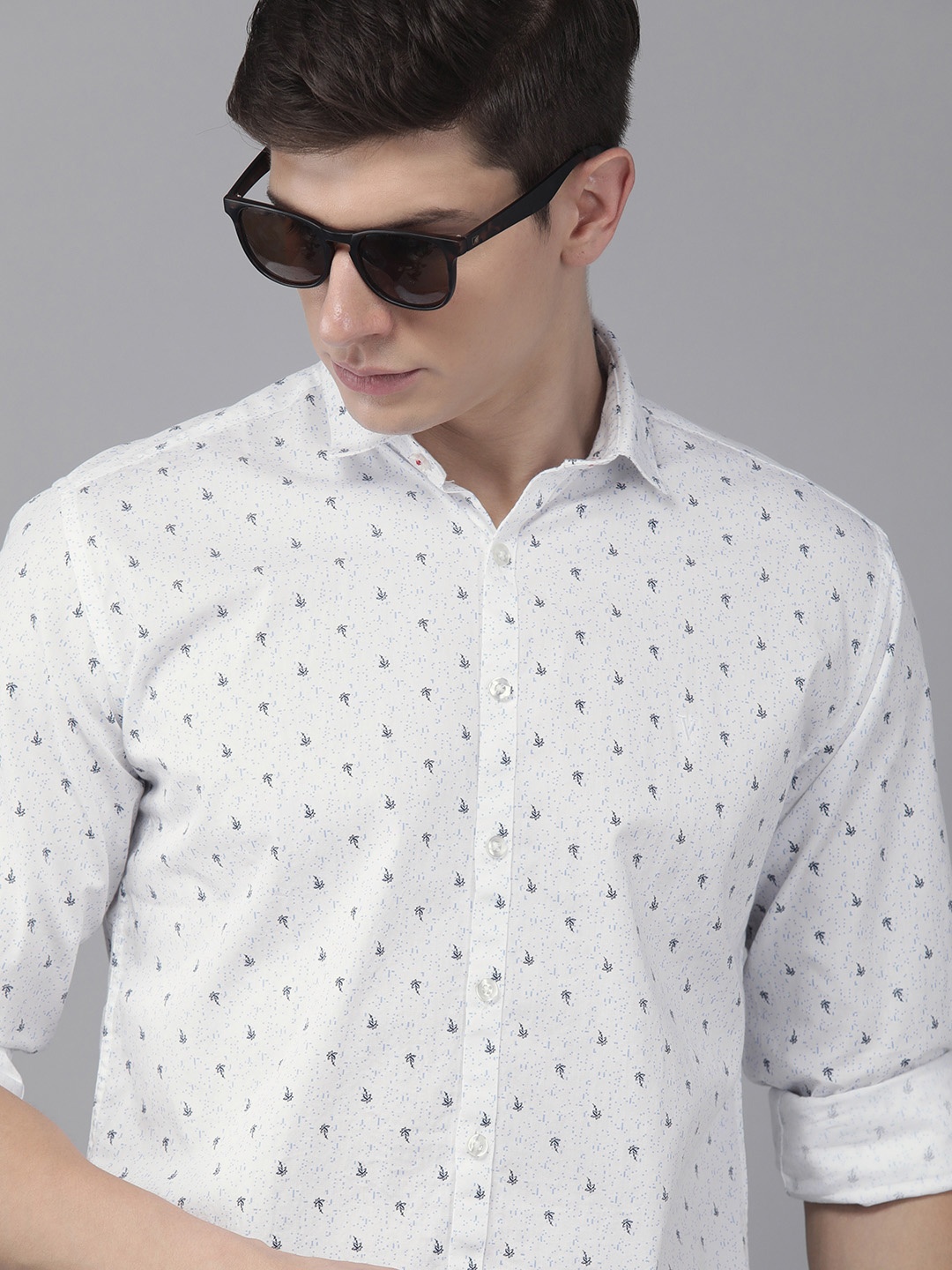

V Dot Men White Slim Fit Floral Printed Casual Shirt