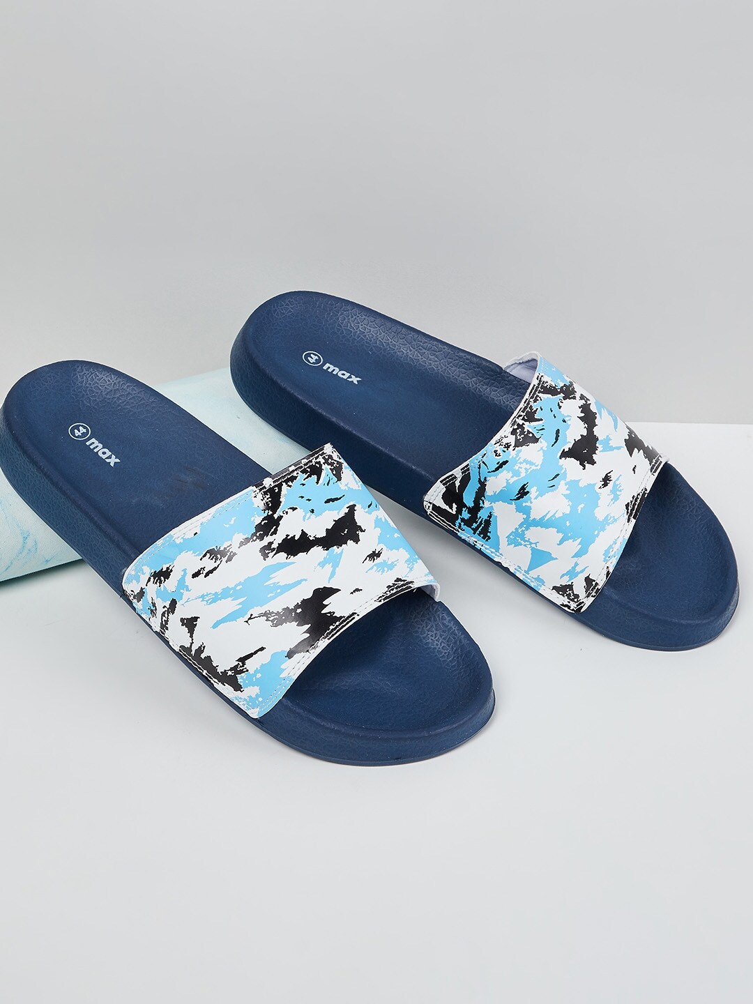 

max Men Navy Blue & White Printed Sliders