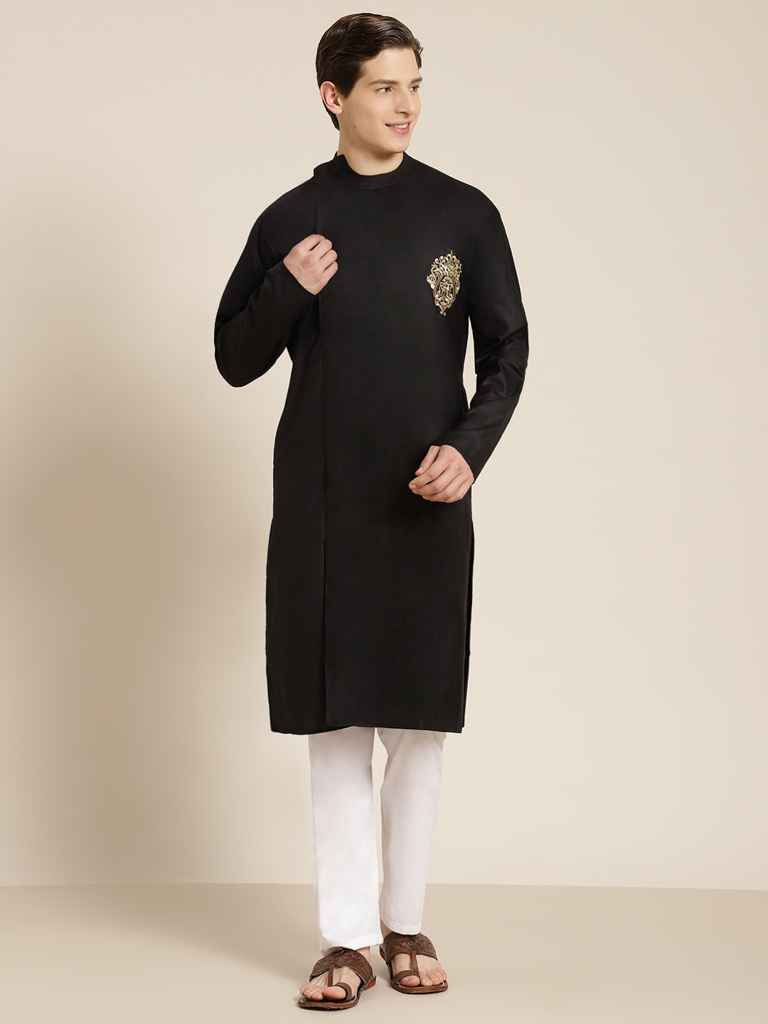 

SOJANYA Men Black & Gold-Toned Pure Cotton Thread Work Kurta
