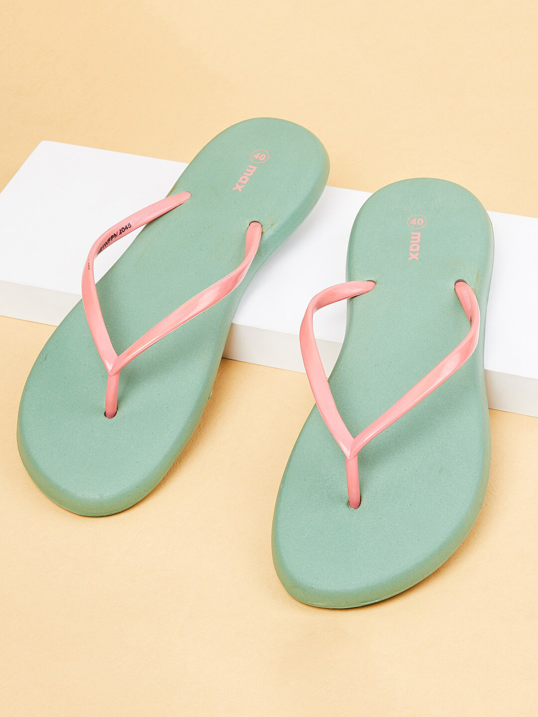 

max Women Green & Orange Rubber Thong Flip Flops