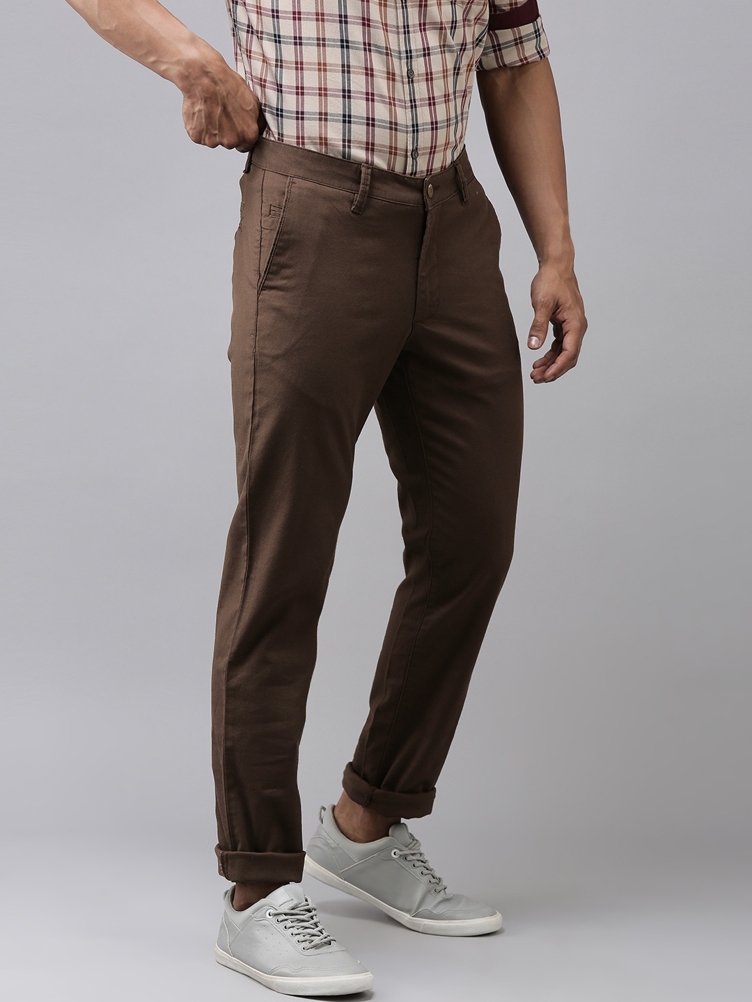 

Van Heusen Sport Men Brown Solid Tapered Fit Regular Trousers