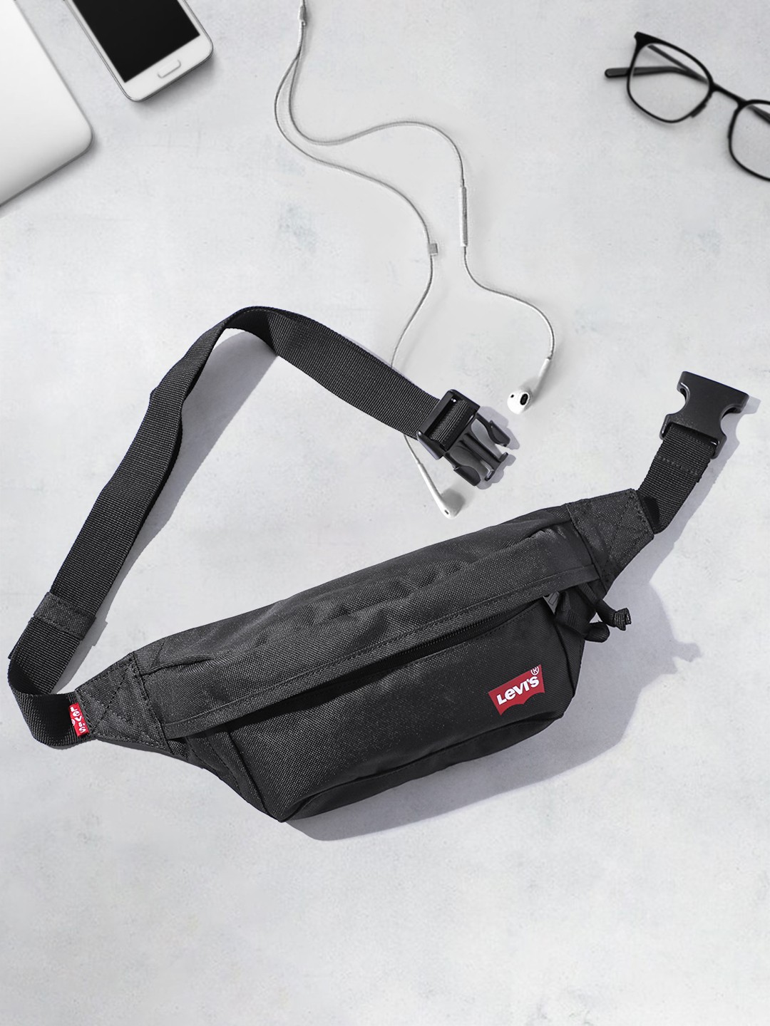 

Levis Men Brand Logo Print Waist Pouch, Black