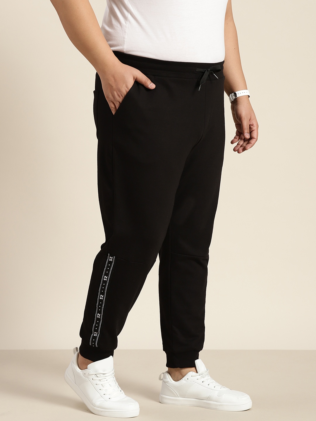 

Sztori Men Plus Size Black Solid Mid-Rise Joggers