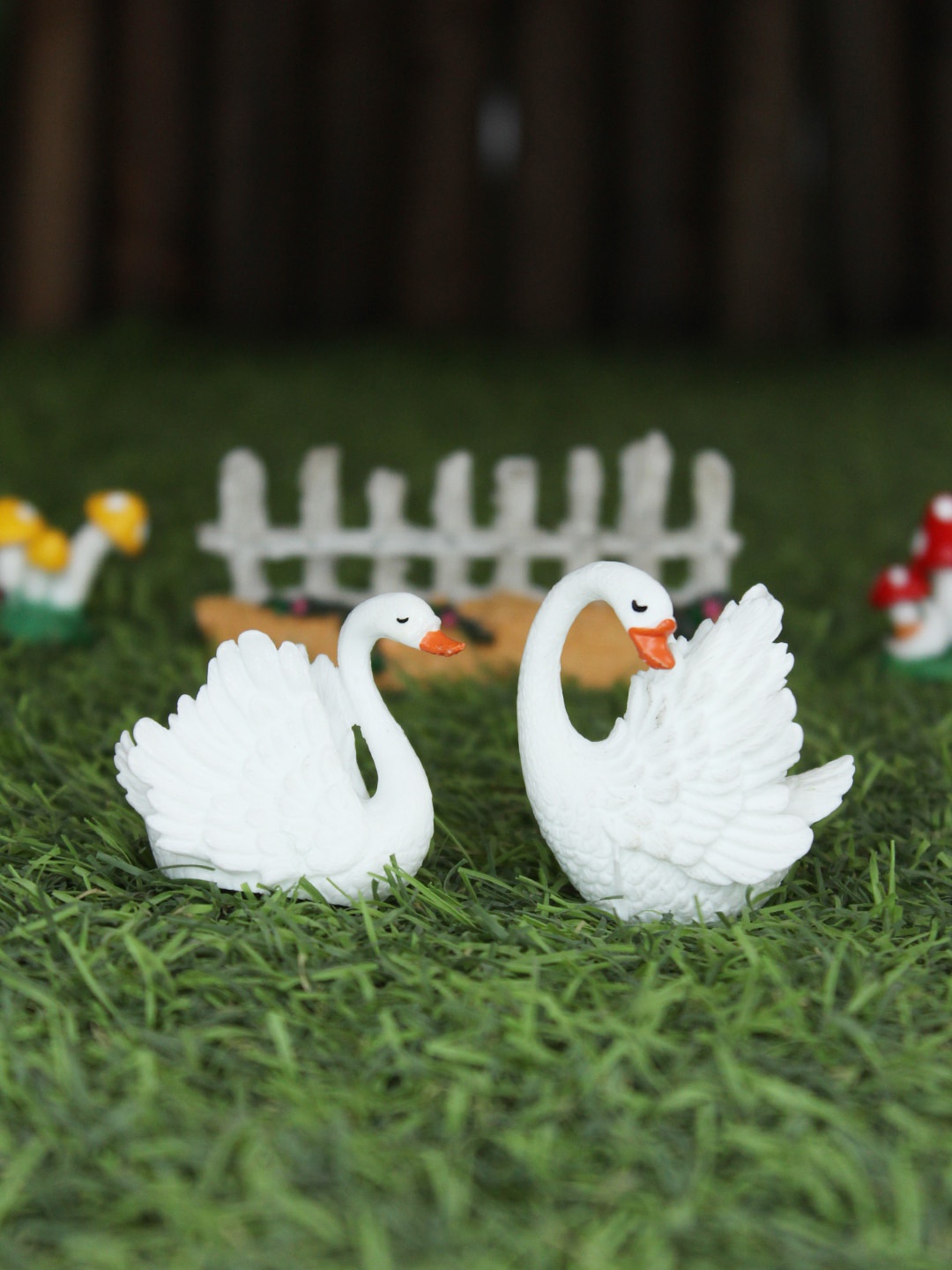 

Wonderland White Set of 2 Swans Miniature Toys