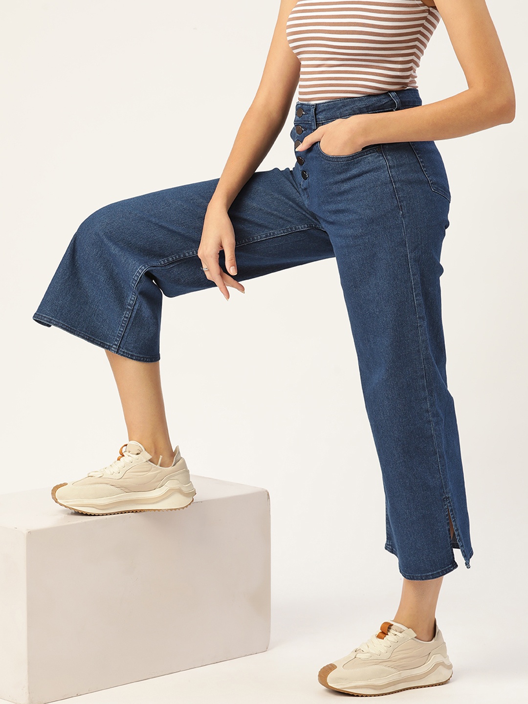 

DressBerry Women Blue Straight Fit High-Rise Button Fly Stretchable Cropped Jeans