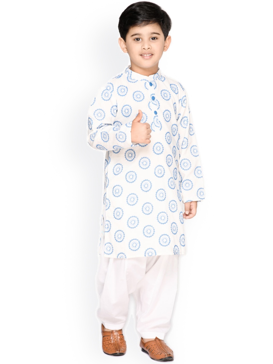

SAKA DESIGNS Boys White & Blue Ethnic Motifs Printed Pure Cotton Kurta with Salwar