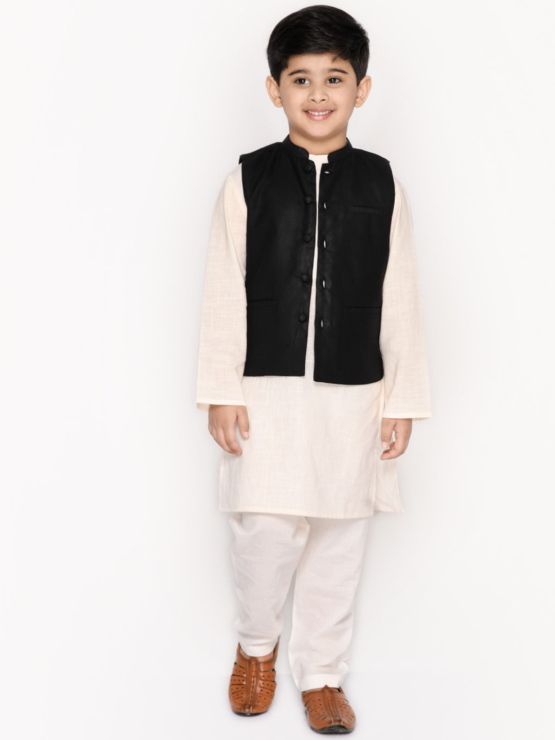 

SAKA DESIGNS Boys Black Pure Cotton Kurta with Pyjamas & Nehru Jacket