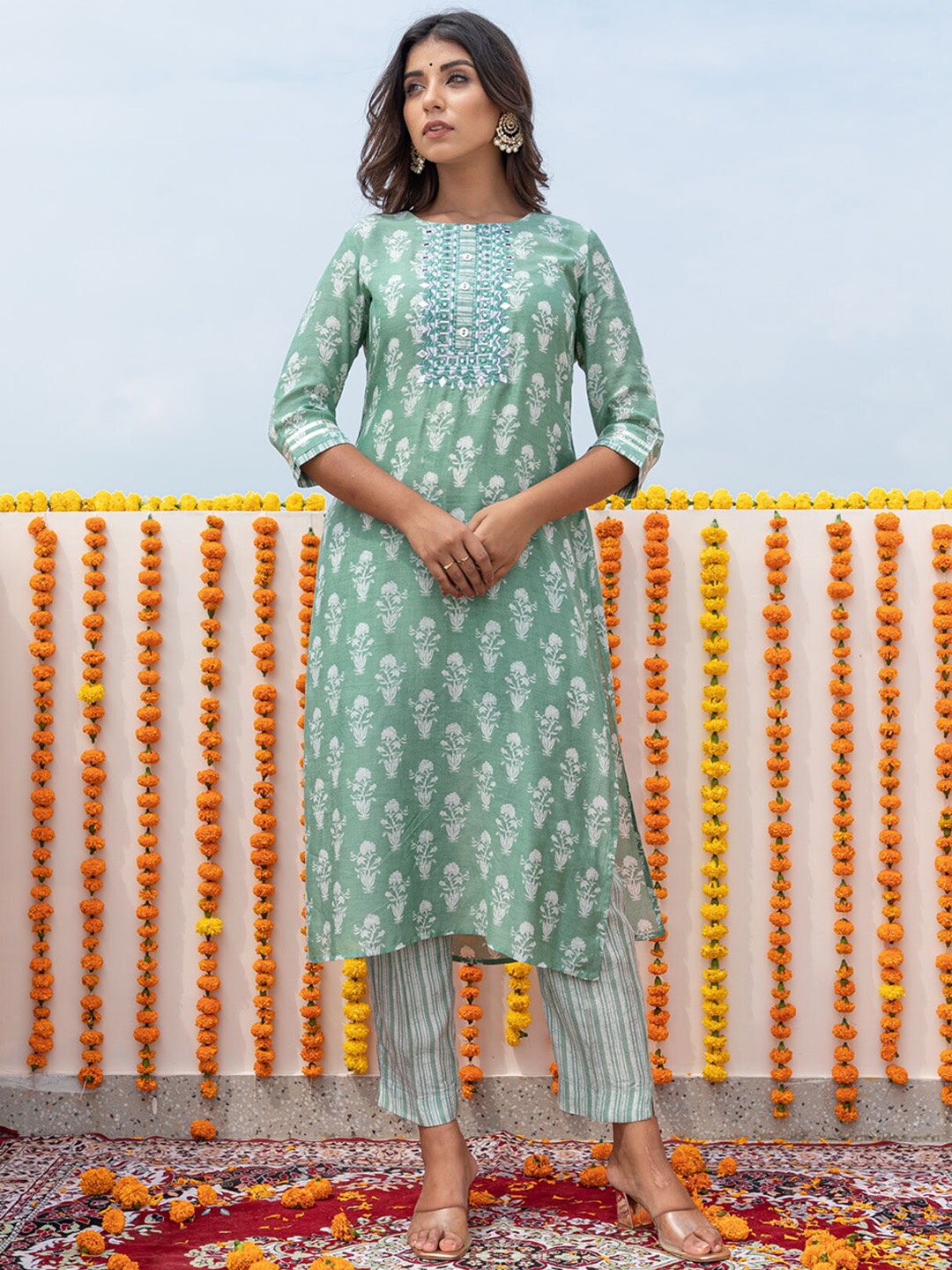 

KAMODINEE Women Green & White Ethnic Motifs Printed Kurta with Trousers