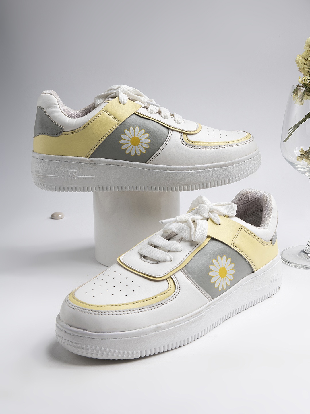 

Shoetopia Women White & Yellow Colourblocked Sneakers