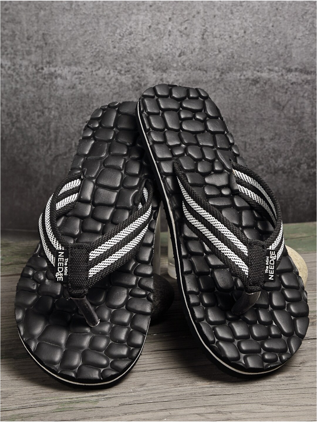 

The Mini NEEDLE Men Black & White Thong Flip-Flops