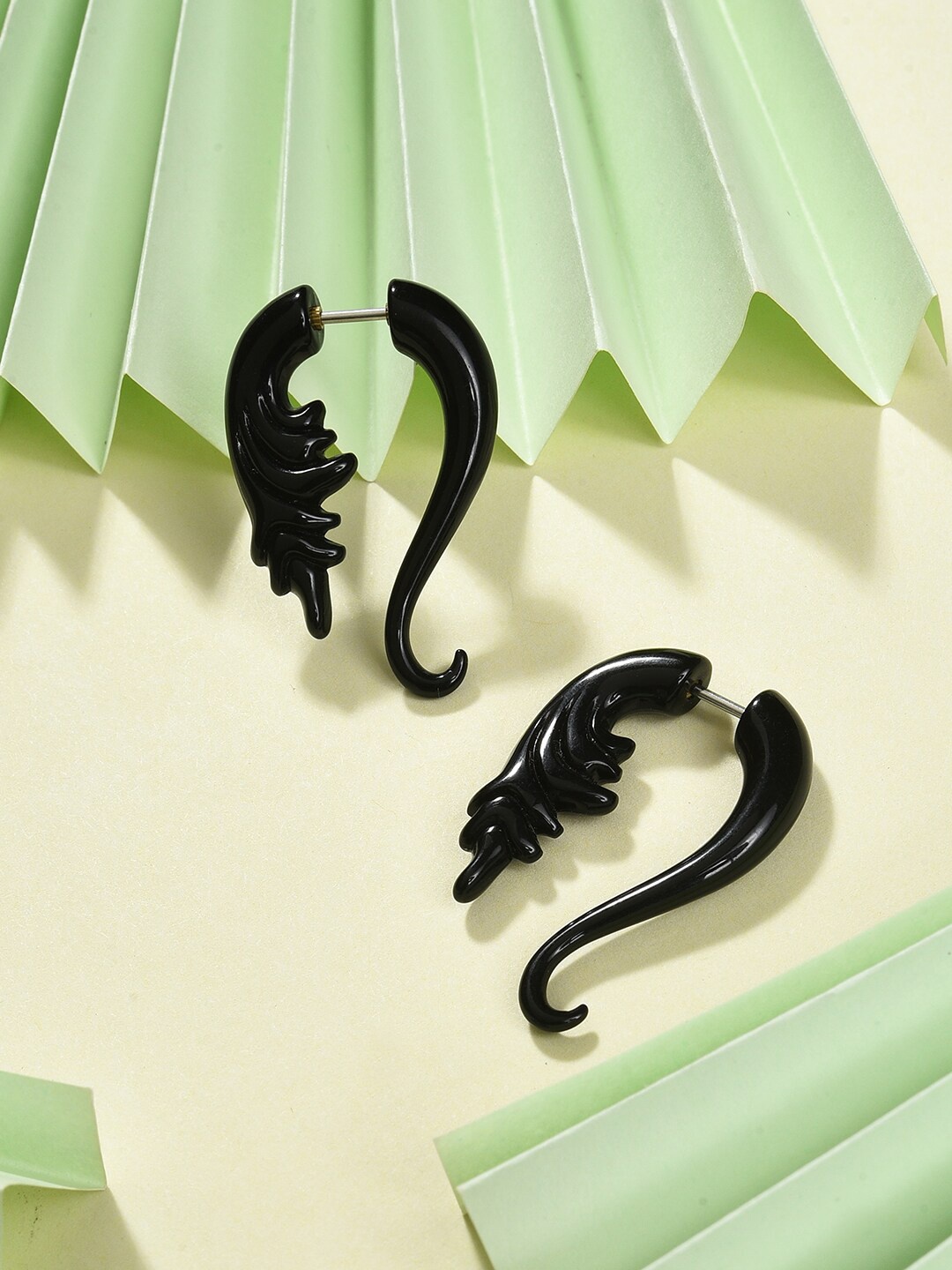 

SOHI Black Contemporary Studs Earrings