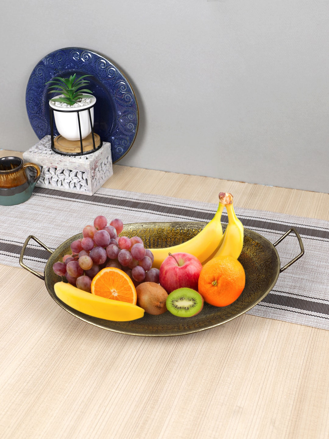 

Aapno Rajasthan Golden Metal Minimal Fruit Basket, Gold