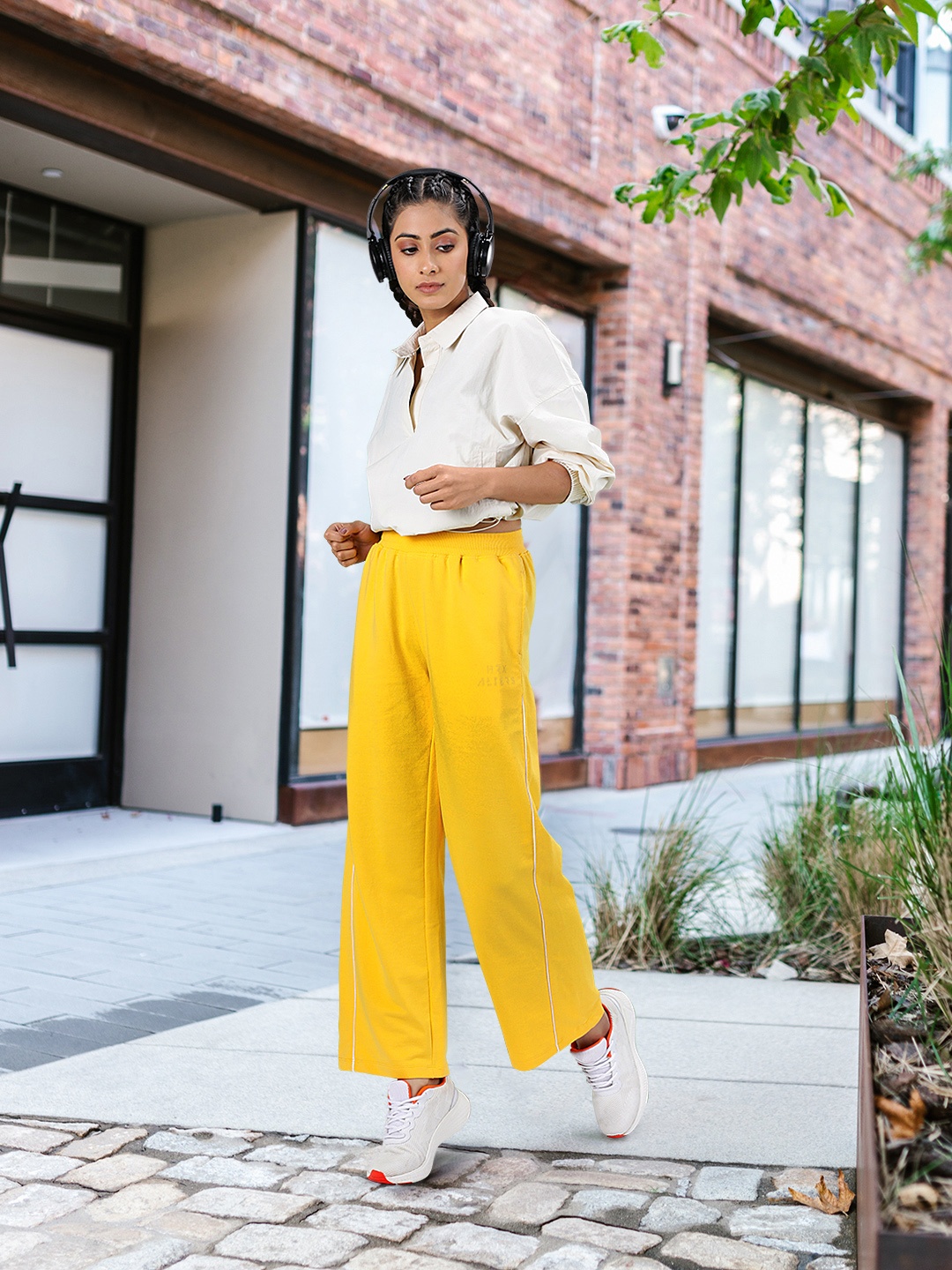

HRX By Hrithik Roshan Lifestyle Women Aspen Gold Bio-Wash Solid Track Pants, Yellow