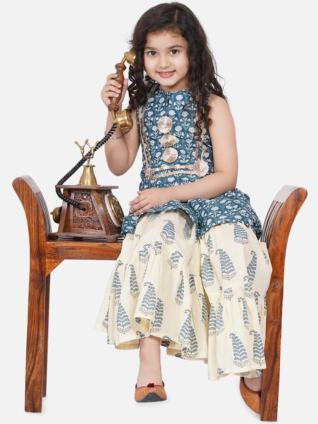 

Bitiya by Bhama Girls Blue Floral Printed Pleated Kurta with Skirt