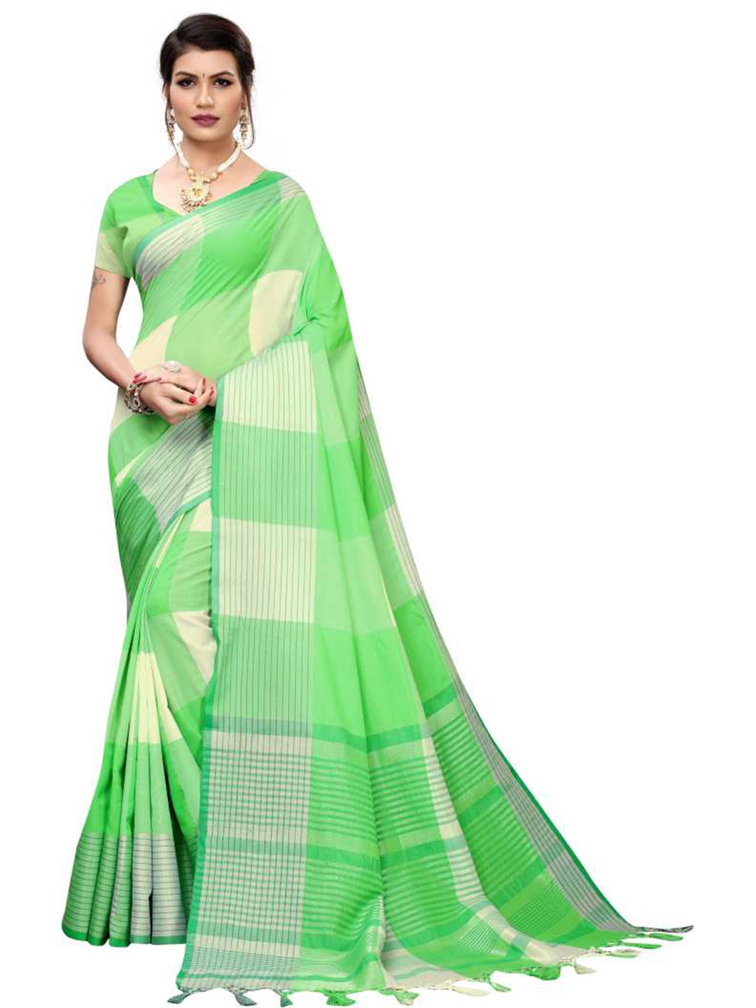 

SAADHVI Green & Off White Checked Silk Blend Saree