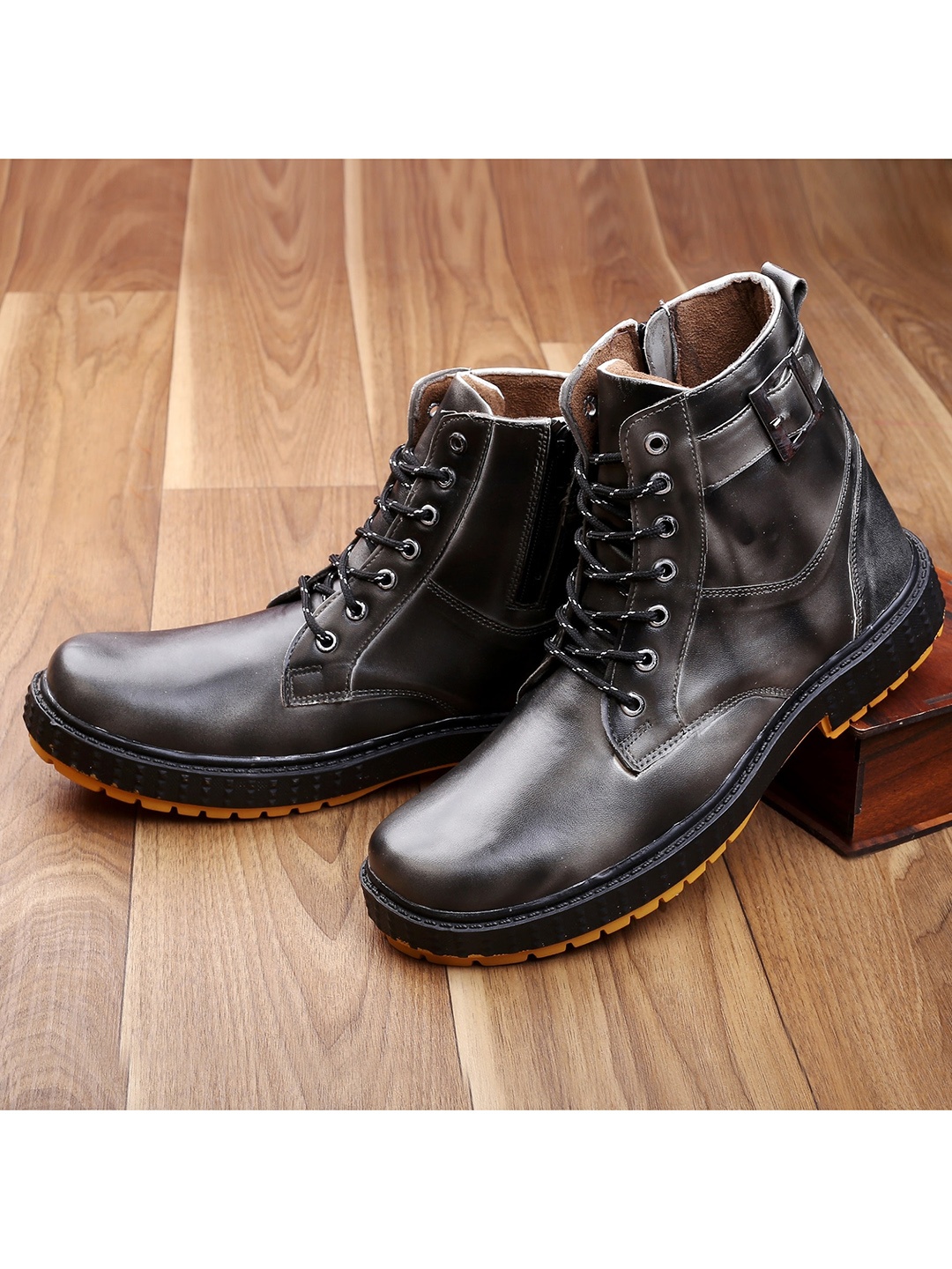 

Woakers Men Grey Printed Fashion