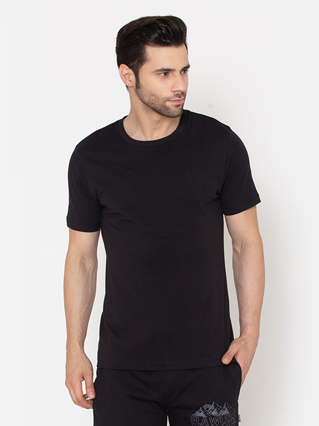 

FLAWLESS Men Black Solid Regular-Fit T-shirt