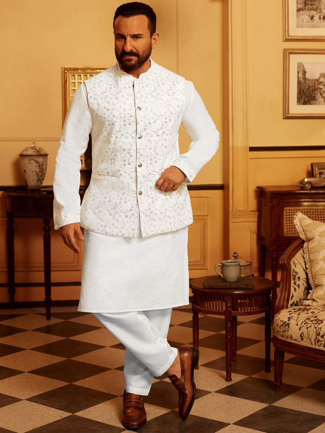 

House of Pataudi Men White Ethnic Motifs Sequinned Pure Cotton Kurta with Trousers