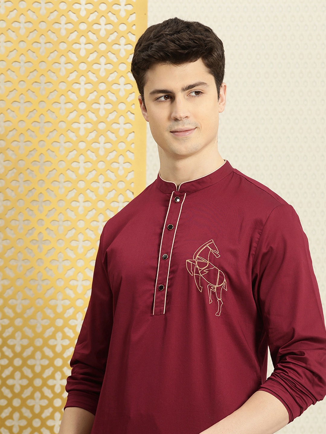 

House of Pataudi Men Pure Cotton Solid Jashn Kurta With Zari Detail, Maroon