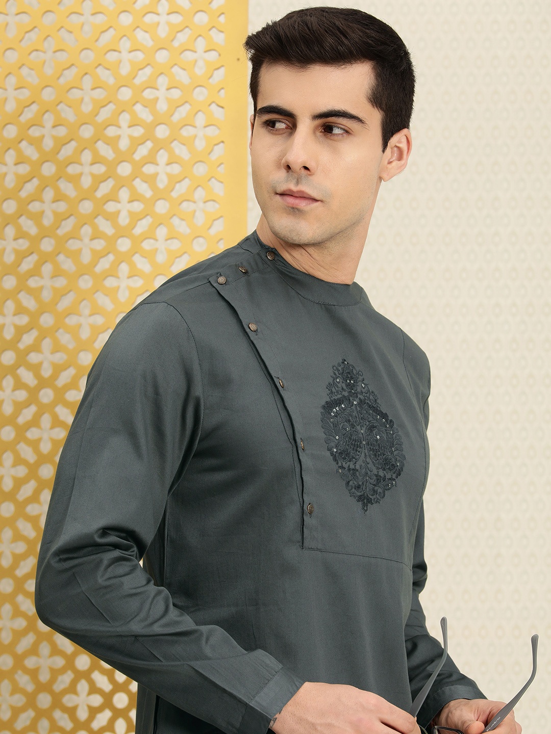 

House of Pataudi Men Grey Ethnic Motifs Embroidered Kurta