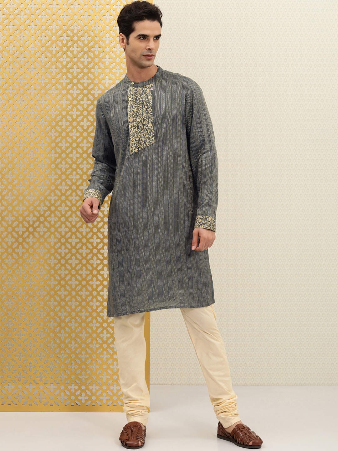 

House of Pataudi Men Grey & Gold-Toned Ethnic Motifs Regular Kurta