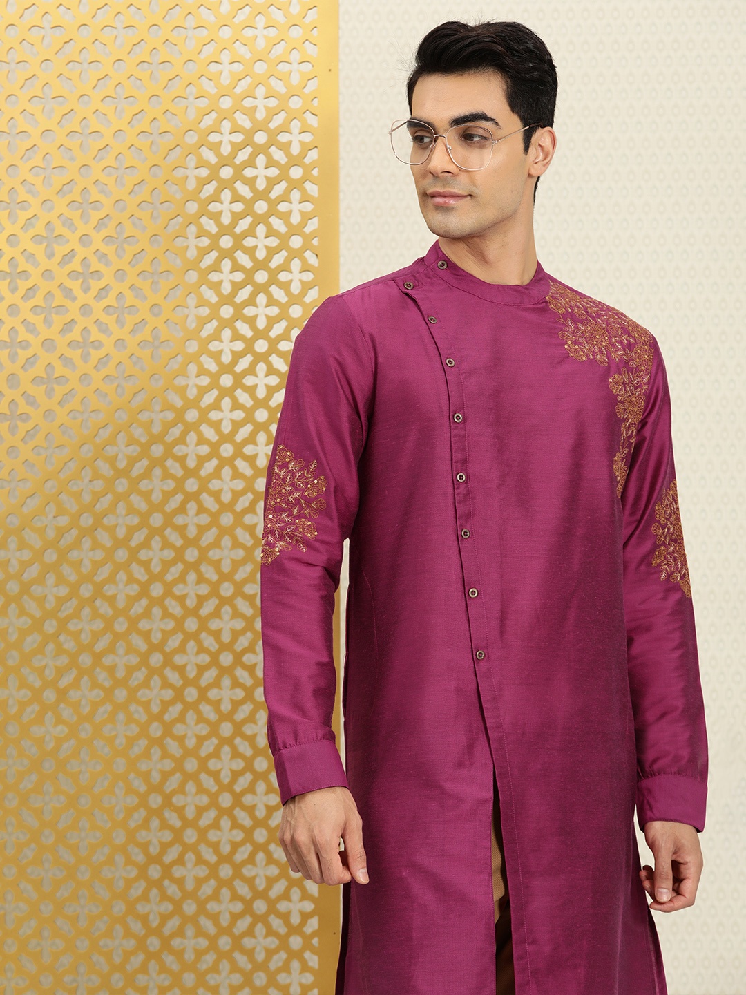 

House of Pataudi Men Magenta Floral Embroidered Thread Work Jashn Kurta