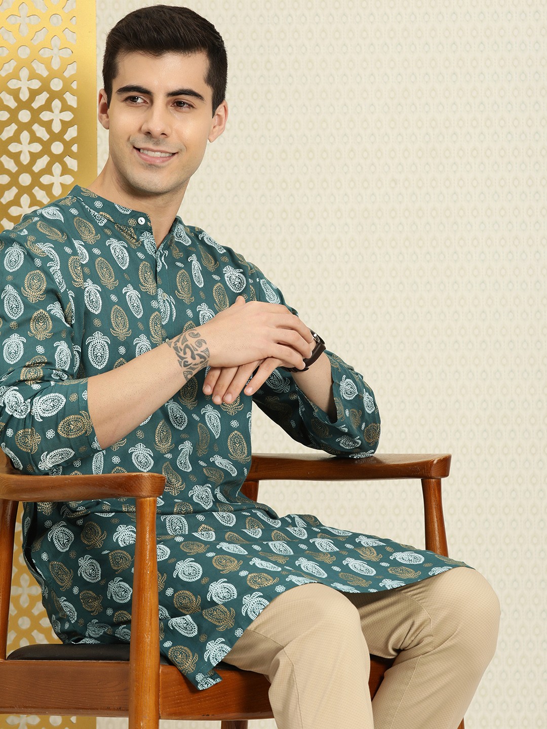 

House of Pataudi Men Green & Gold-Toned Ethnic Motifs Printed Rozana Straight Kurta