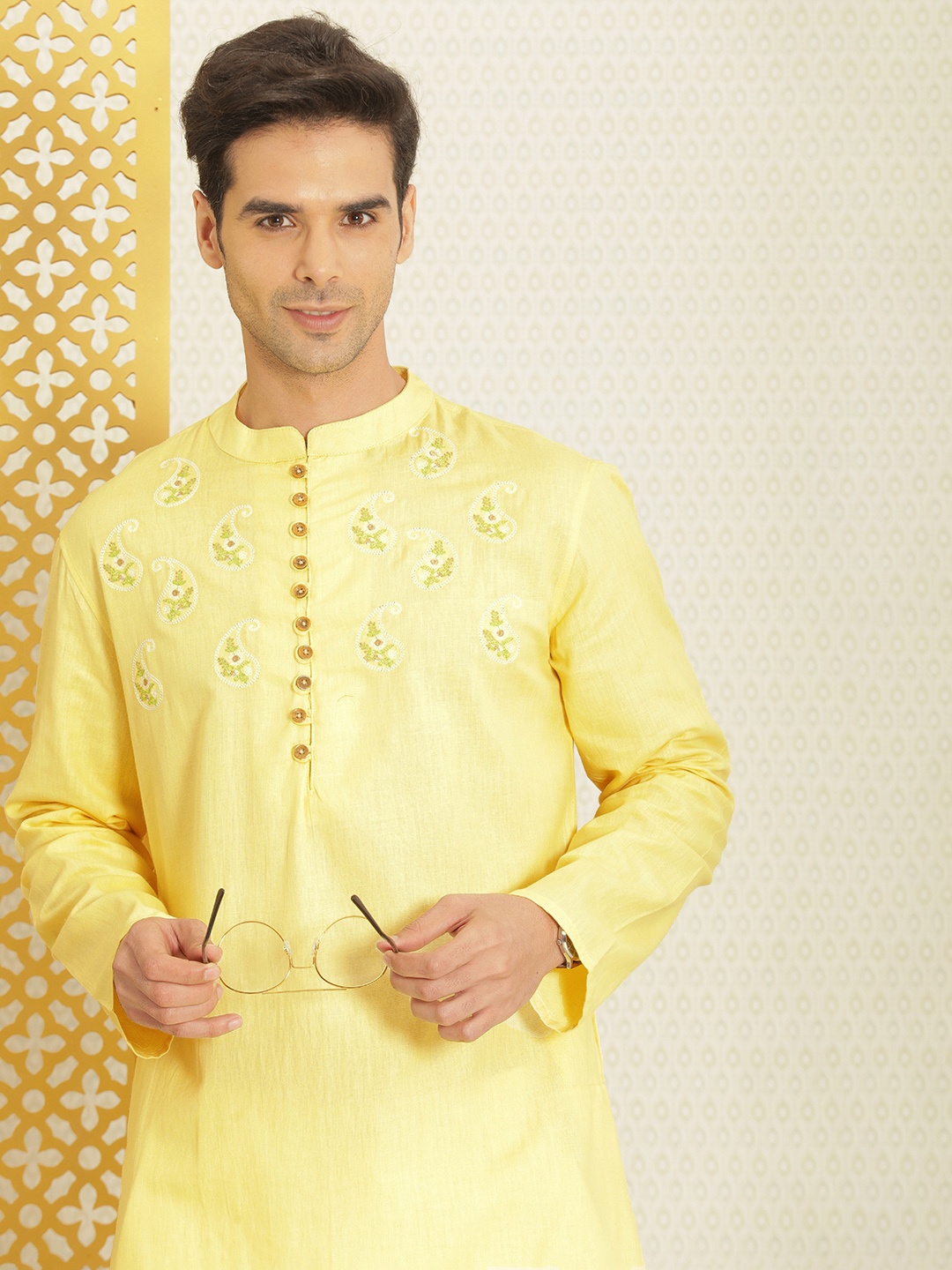 

House of Pataudi Men Yellow Paisley Embroidered Jashn Kurta