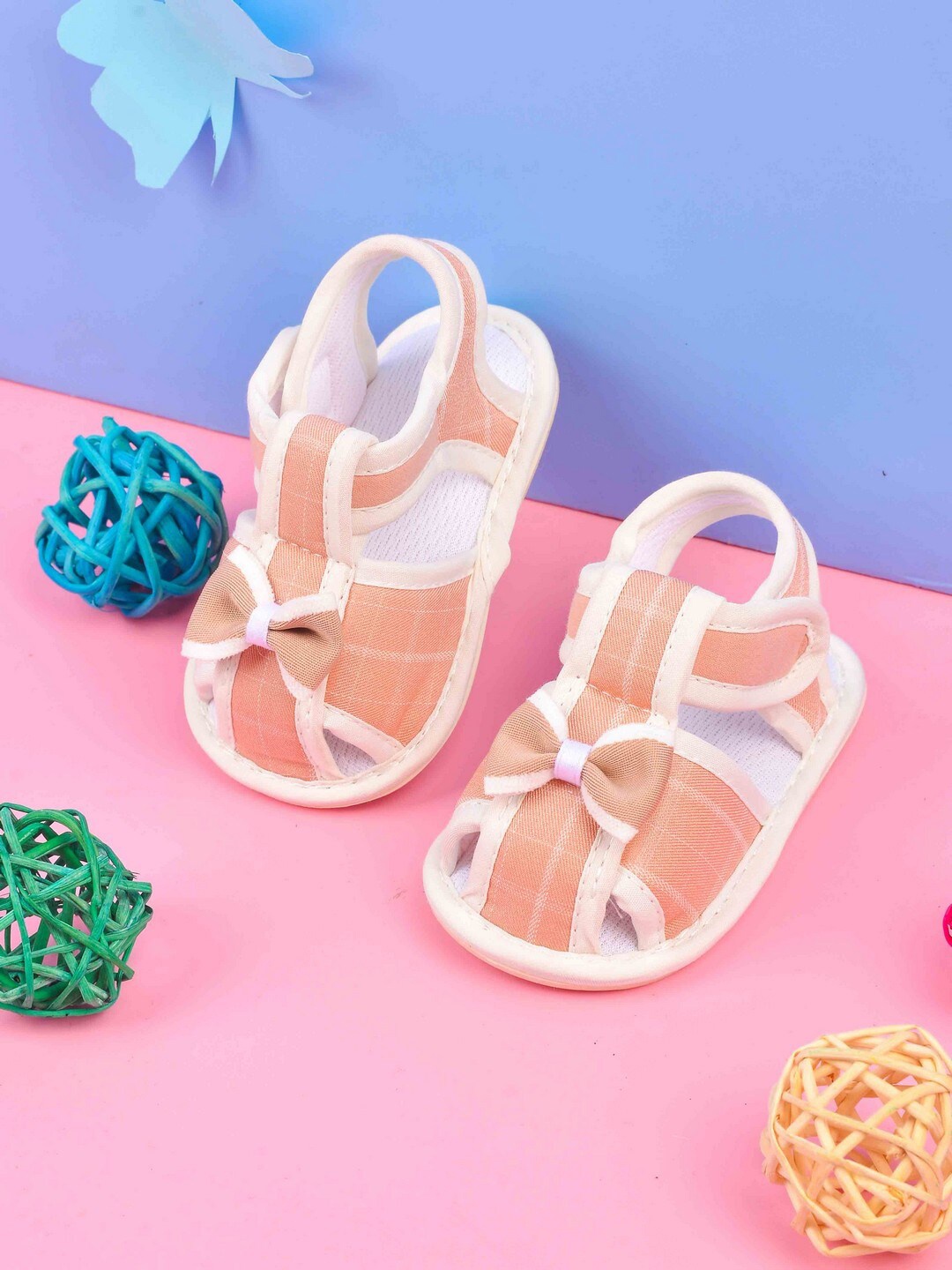 

POPLINS Infant Kids Peach-Coloured & White Solid Cotton Booties
