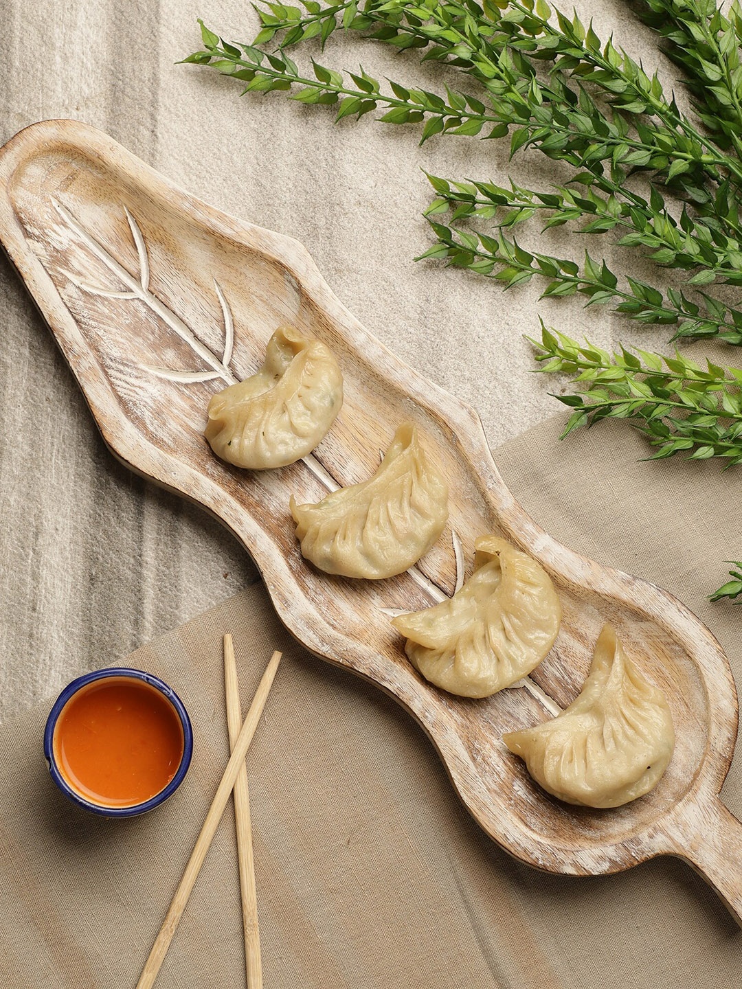 

The Decor Mart Beige & White Leaf Shaped Wooden Serving Platter