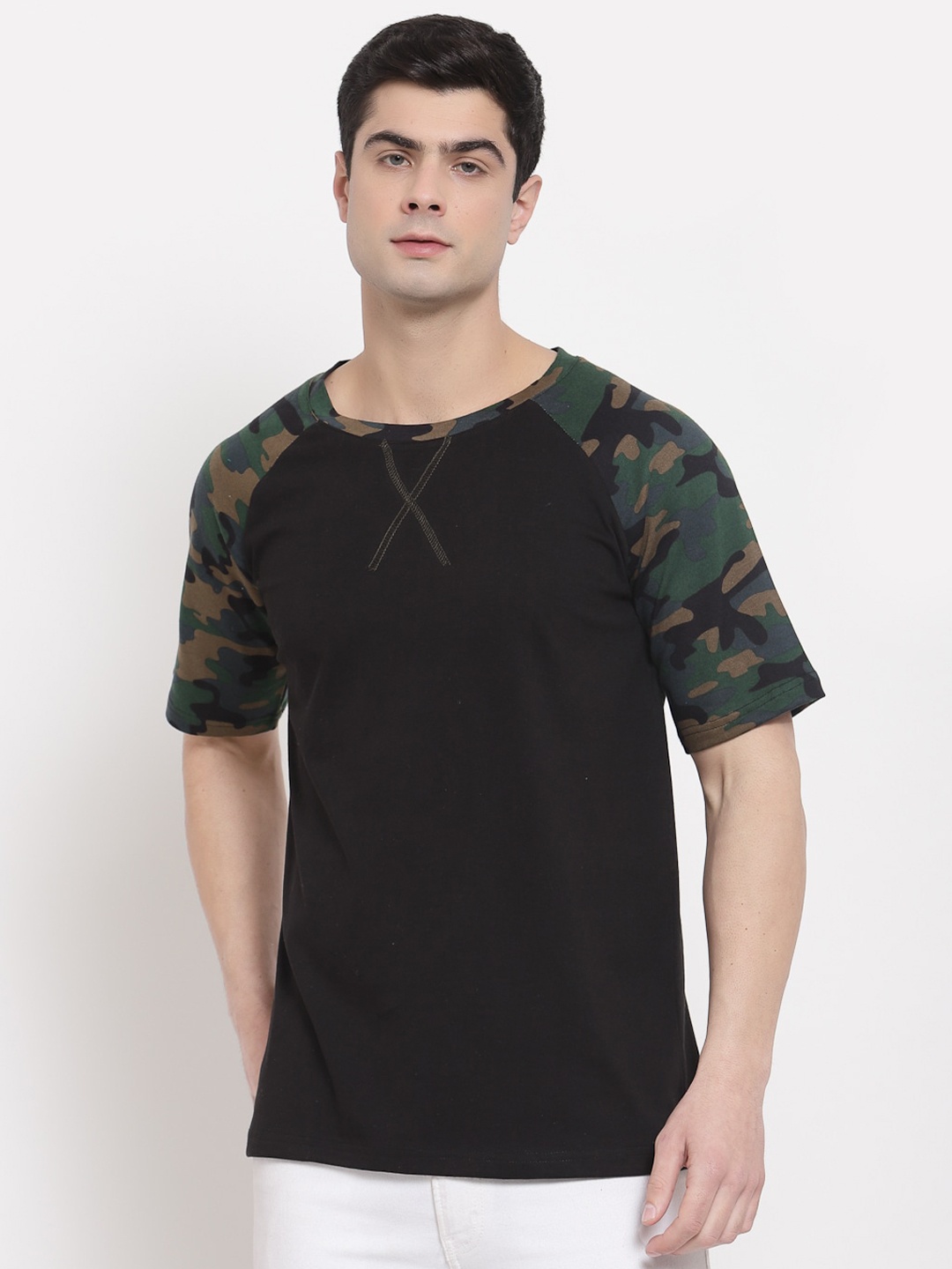 

PAUSE SPORT Men Black & Green Camouflage Printed Pure Cotton Antimicrobial Slim Fit Outdoor T-shirt