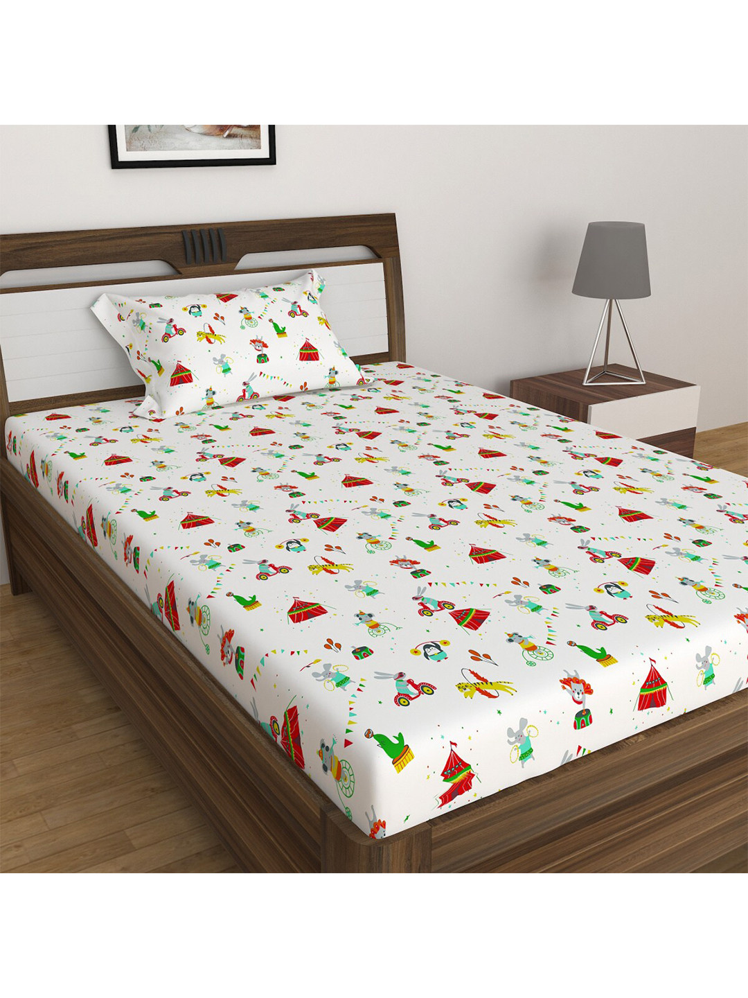 

Home Centre White & Red 210 TC Single Cotton Bedsheet with 1 Pillow Covers