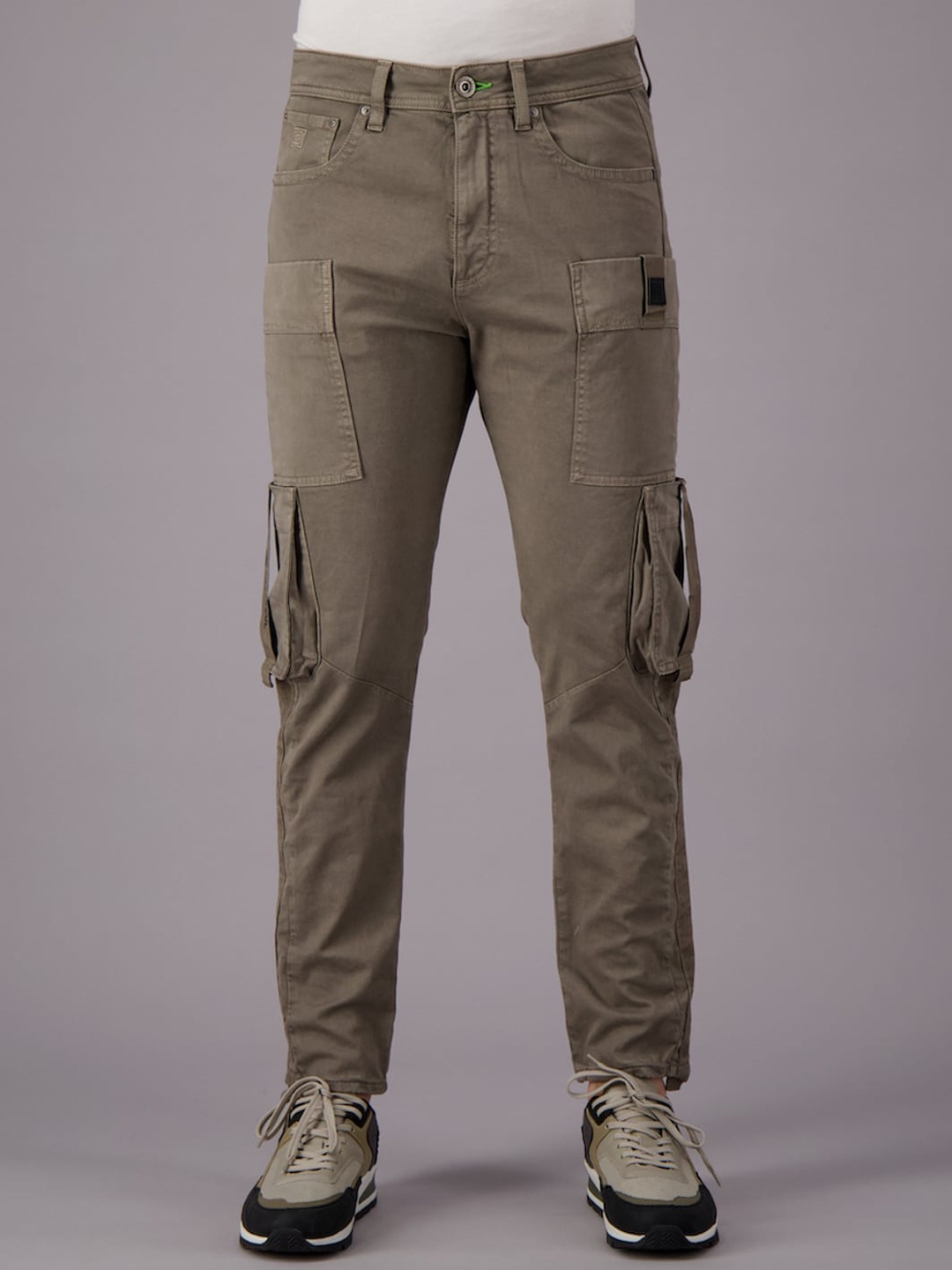 

FREESOUL Men Grey Slash Knee Cargo-style Jeans