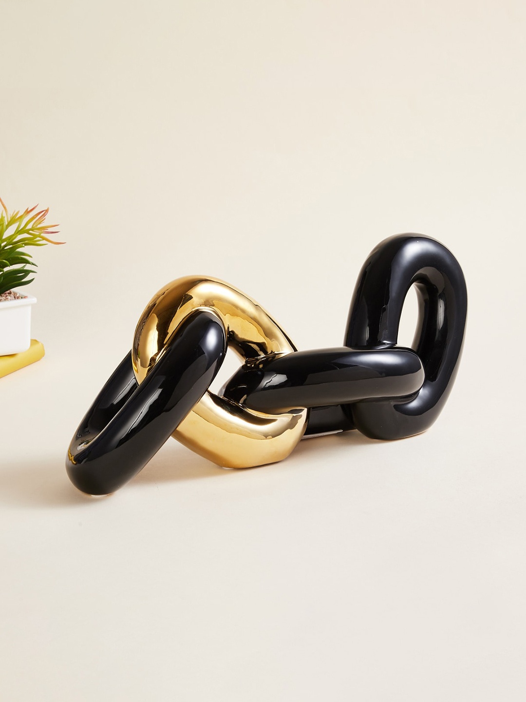 

Home Centre Black & Gold Loop Chain Showpiece