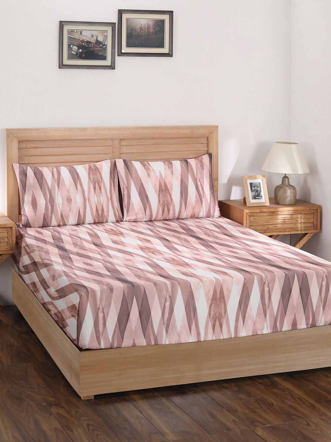 

MASPAR Pink & White Geometric 400 TC King Bedsheet with 2 Pillow Covers