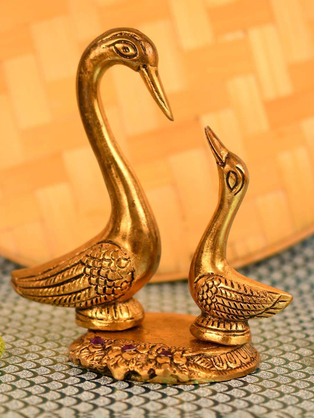 CraftVatika Gold-Toned Pair of Kissing Duck Decorative Showpiece