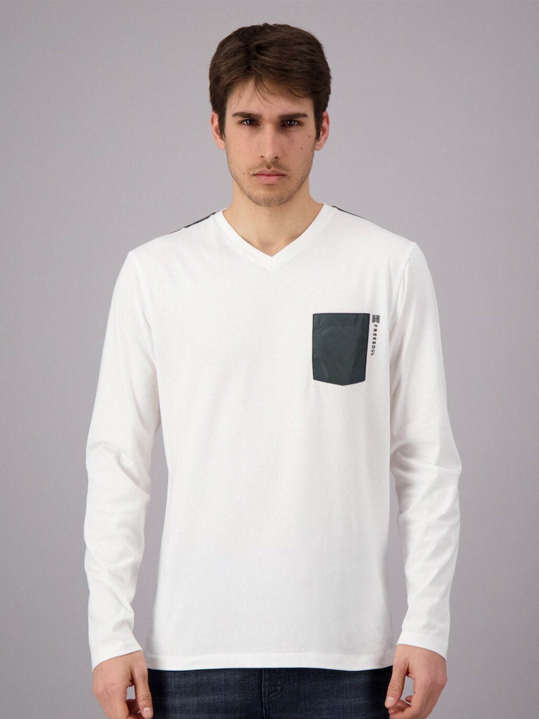 

FREESOUL Men White Solid Pocket Detail Cotton T-shirt