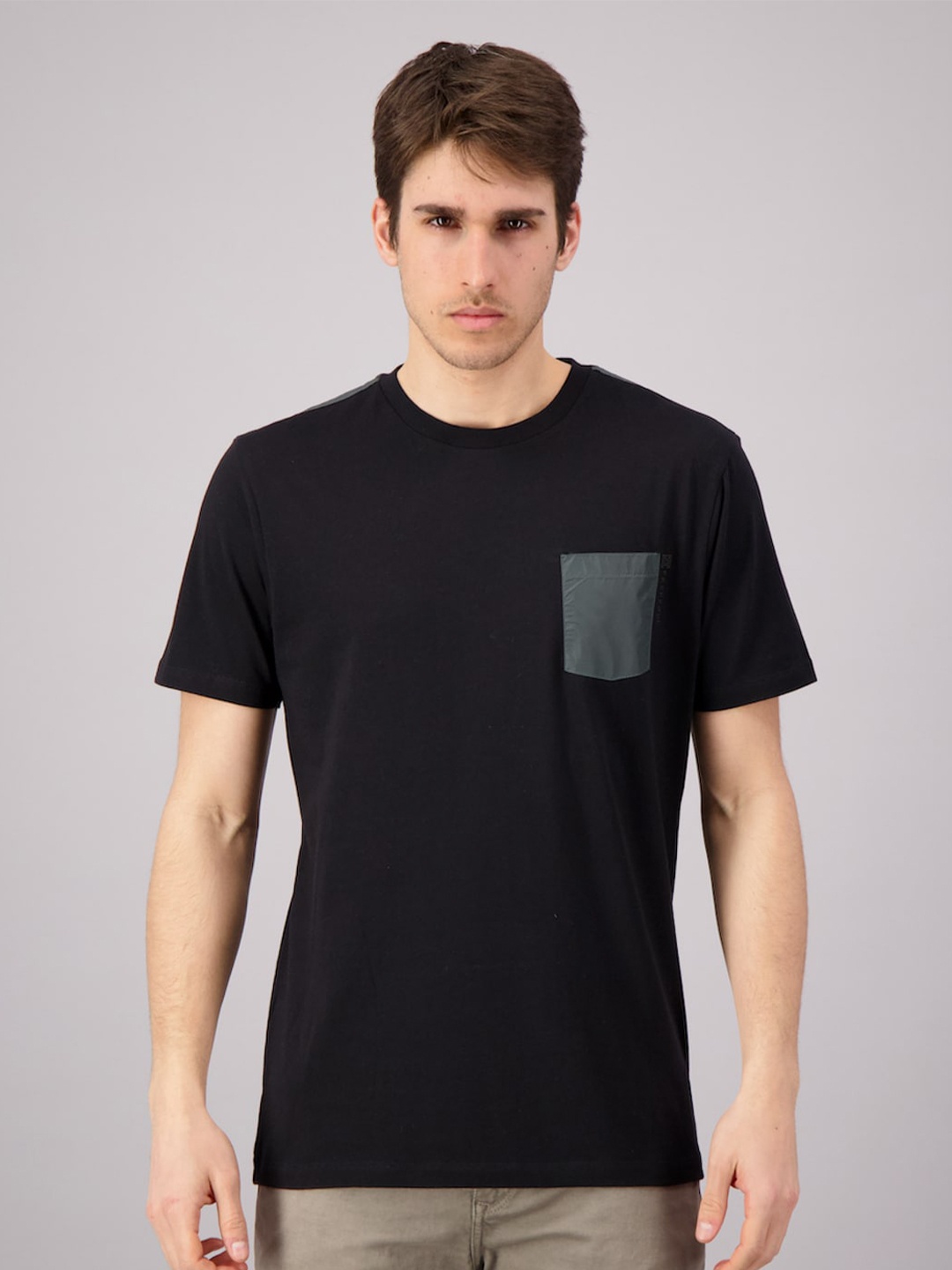 

FREESOUL Men Black Solid Pure Cotton T-shirt
